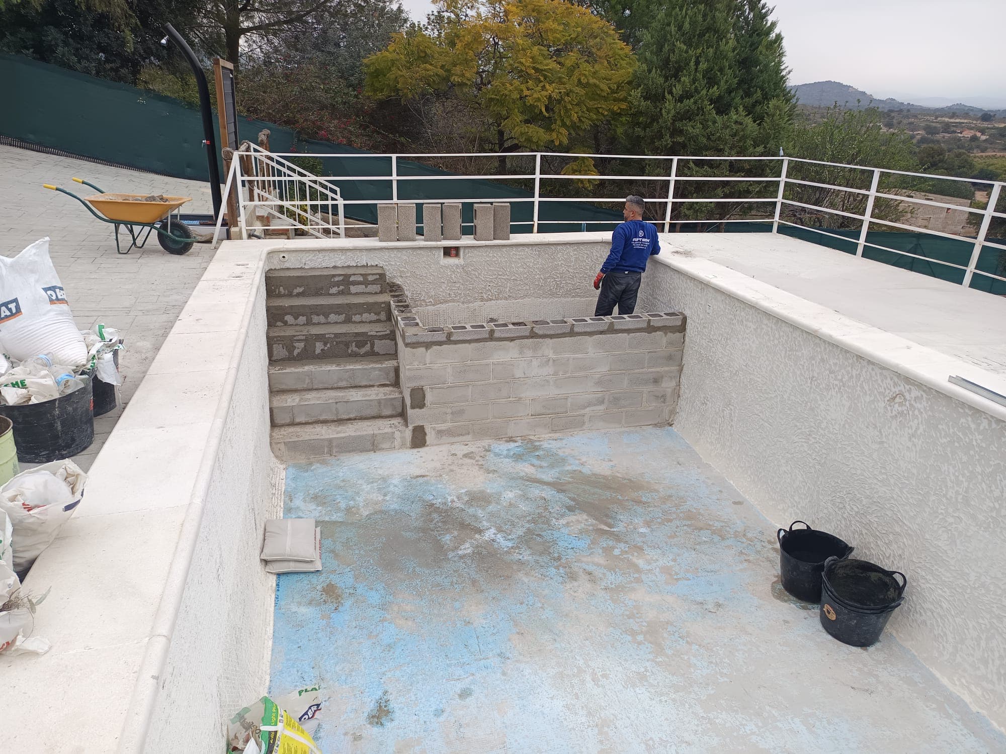 Estructura armada de piscina en proceso de construcción