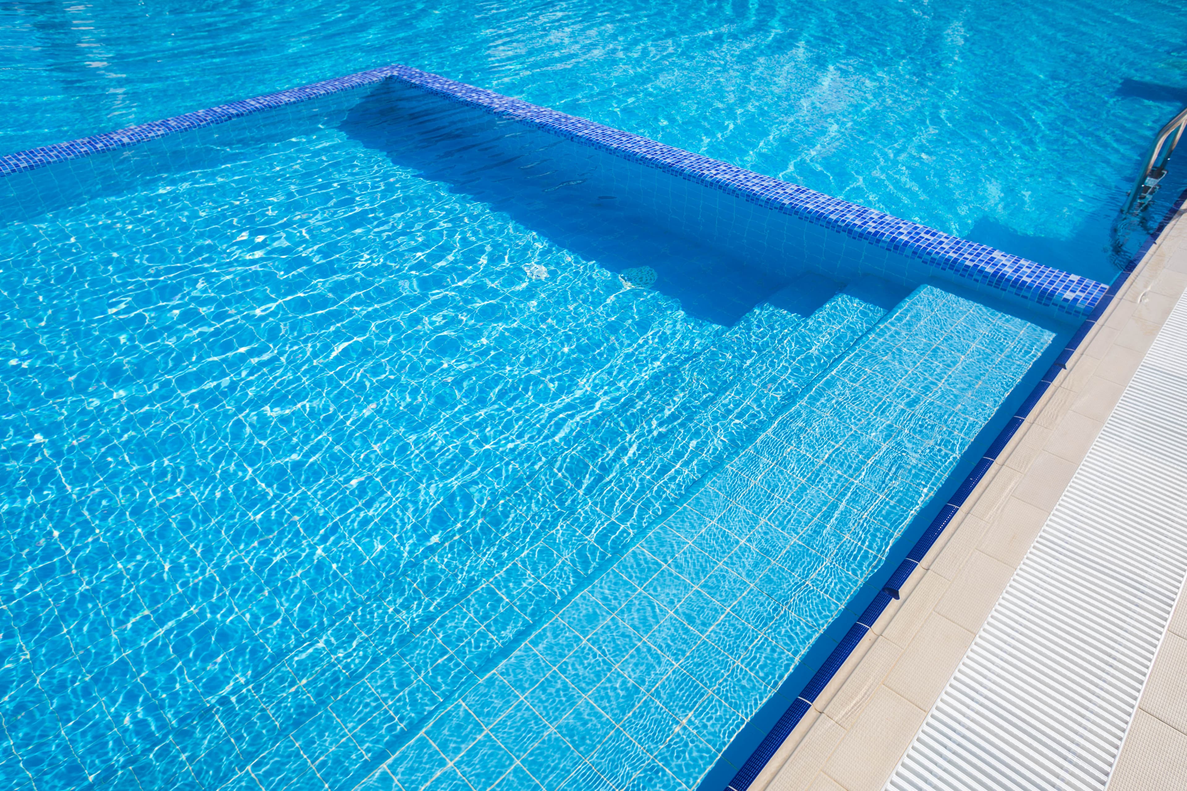 Agua brillante en piscina con cloro equilibrado
