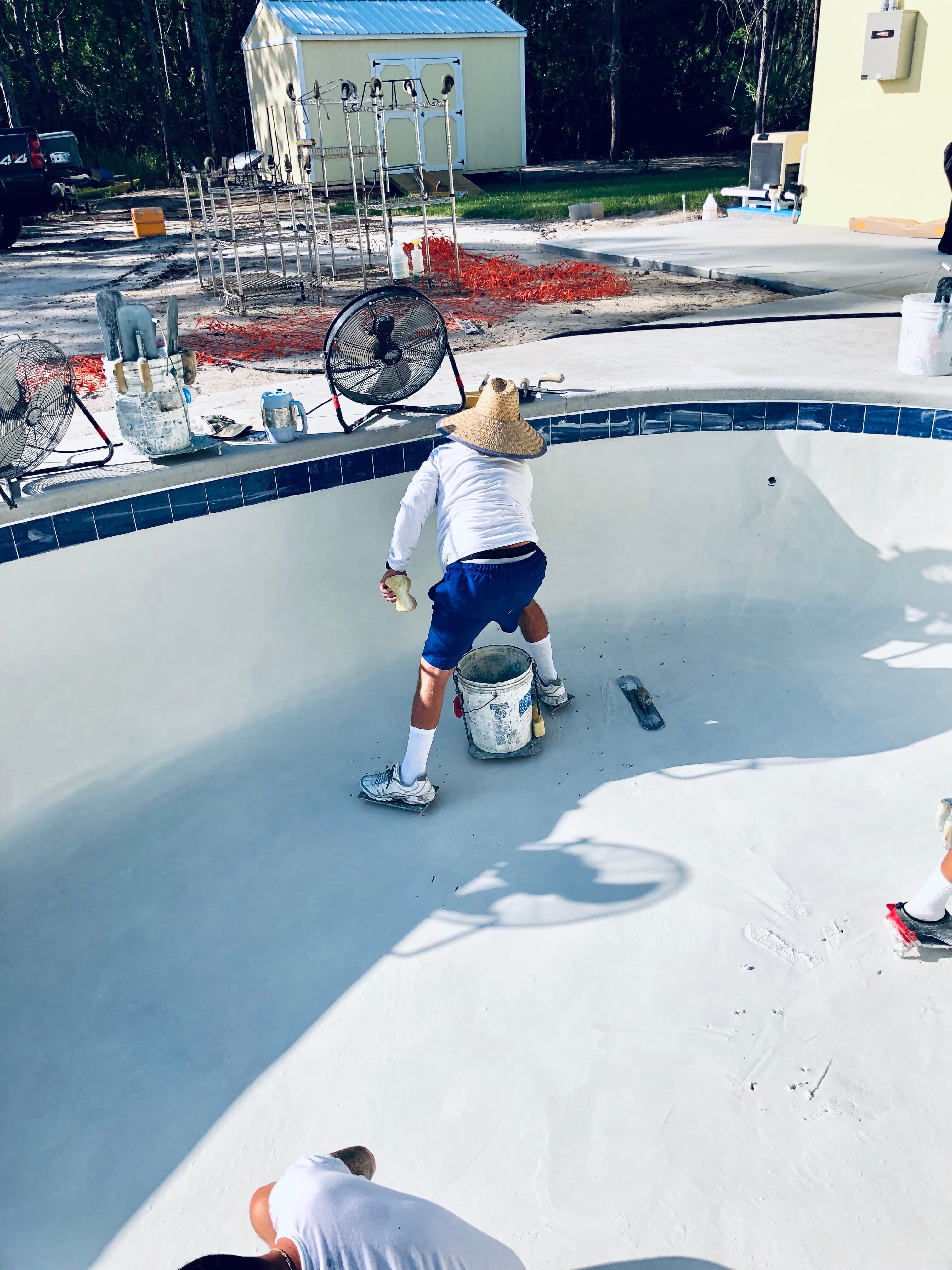 Piscina con acabado en obra y agua equilibrada