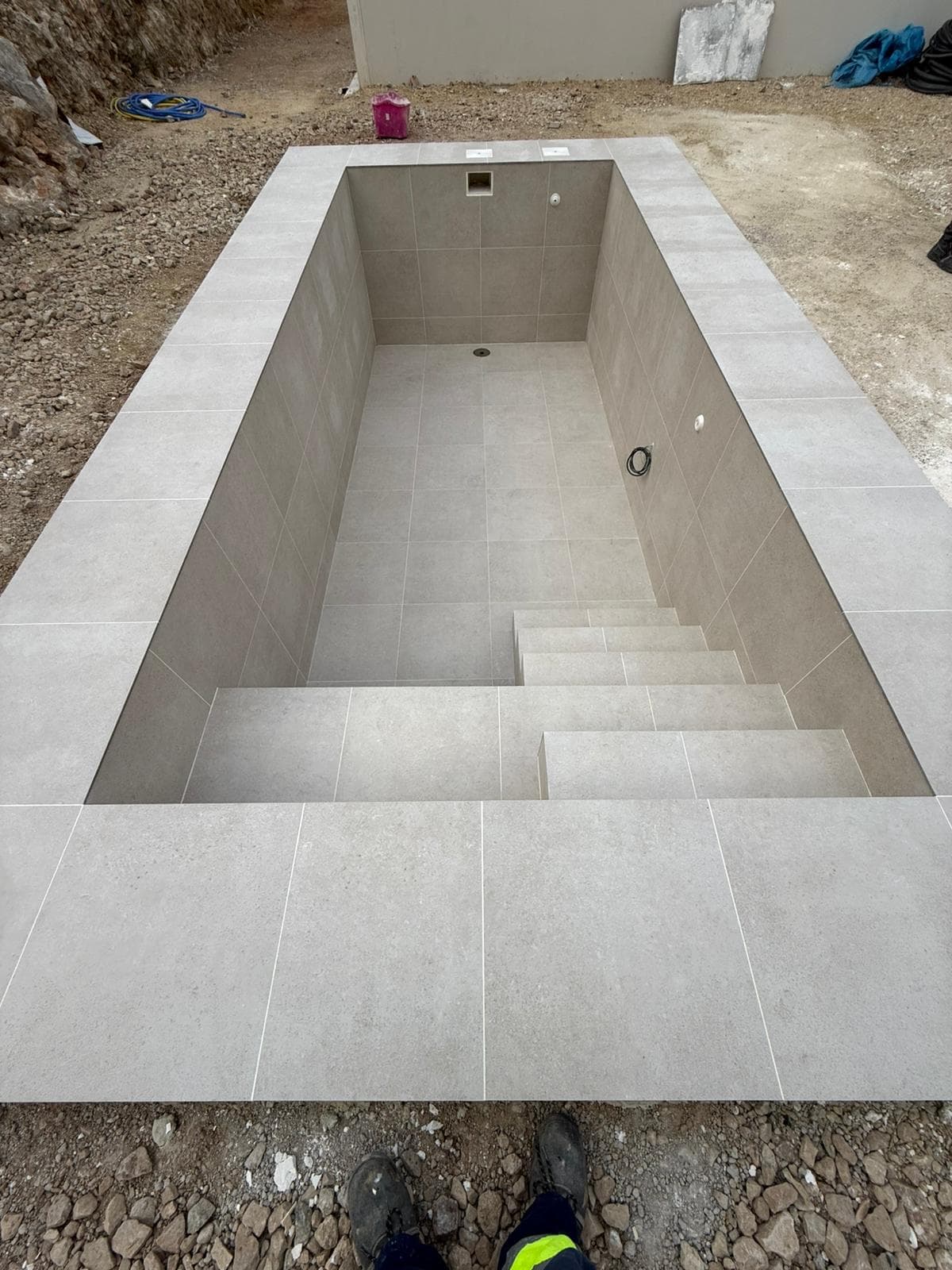 Agua equilibrada en piscina con acabado porcelánico