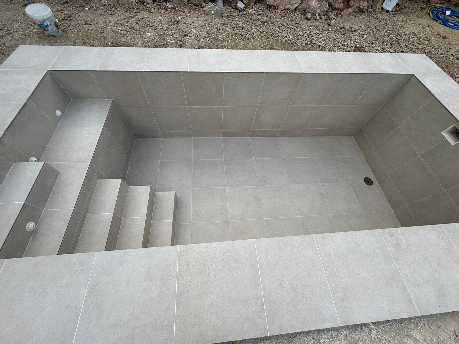 Piscina climatizada con acabado porcelánico