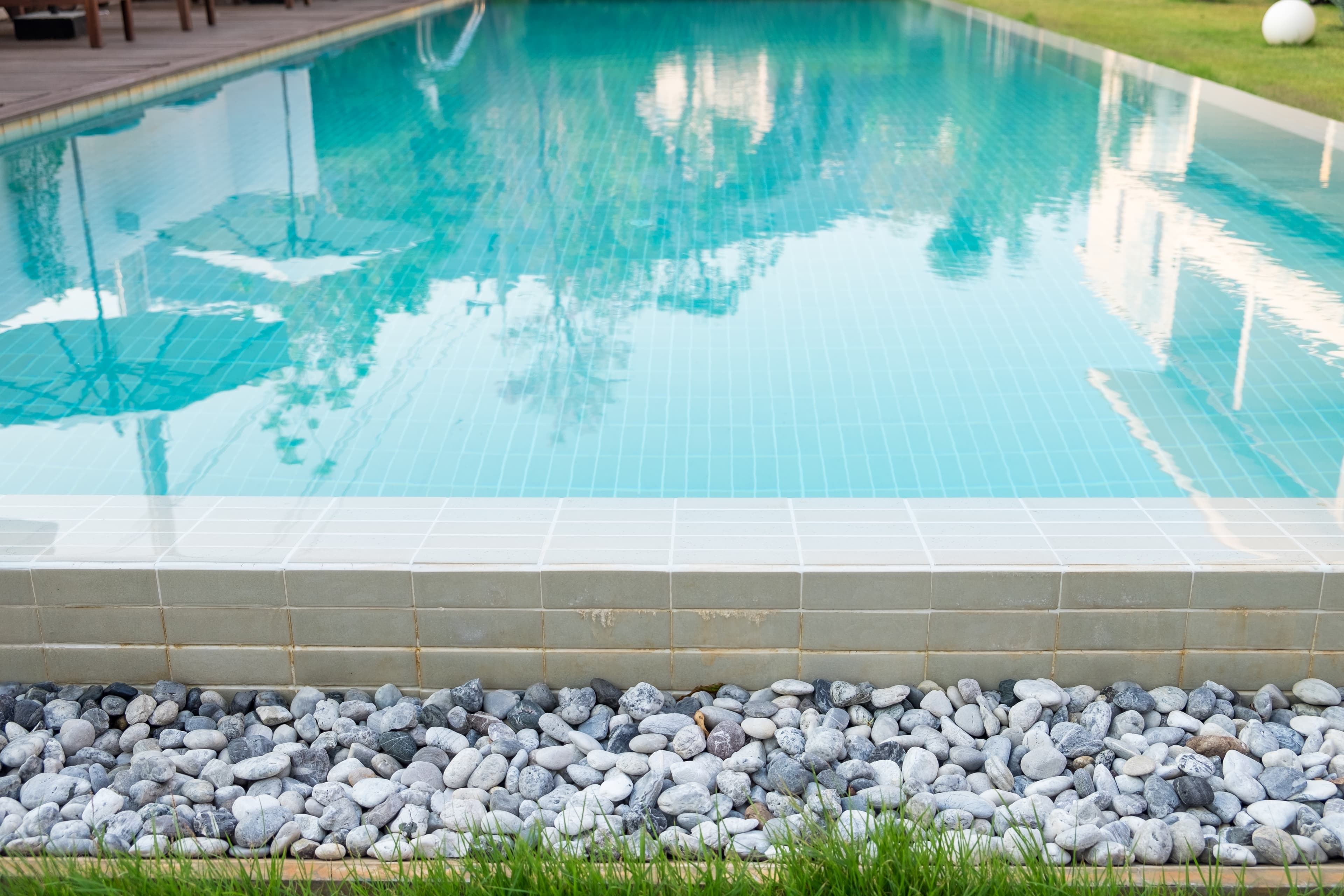 Vista cenital de piscina rectangular para cálculo de volumen